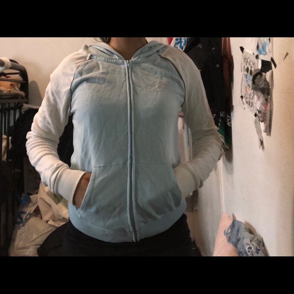 Baby blue vs PINK sweater
